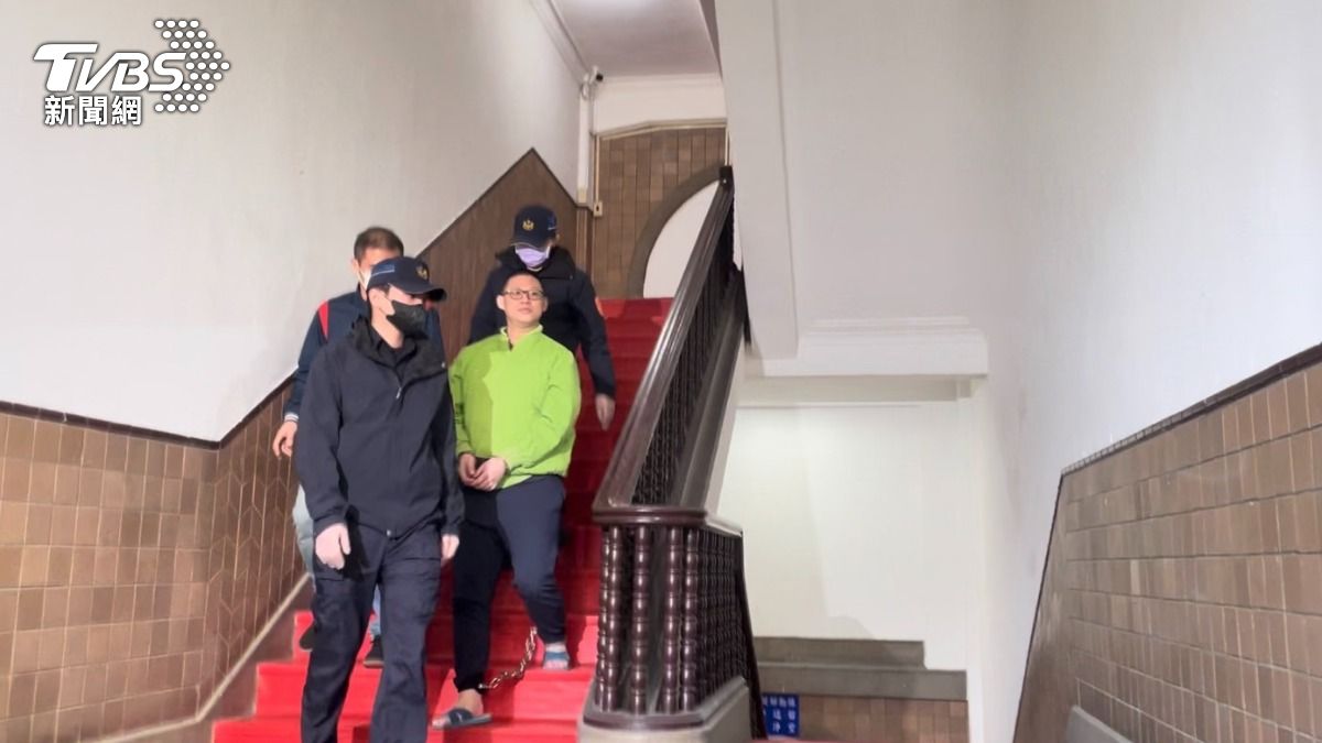 毛畯珅聆判後還押，媒體問他二審判更重有無意見？毛男全程盯著提問記者看。（圖／潘千詩攝）