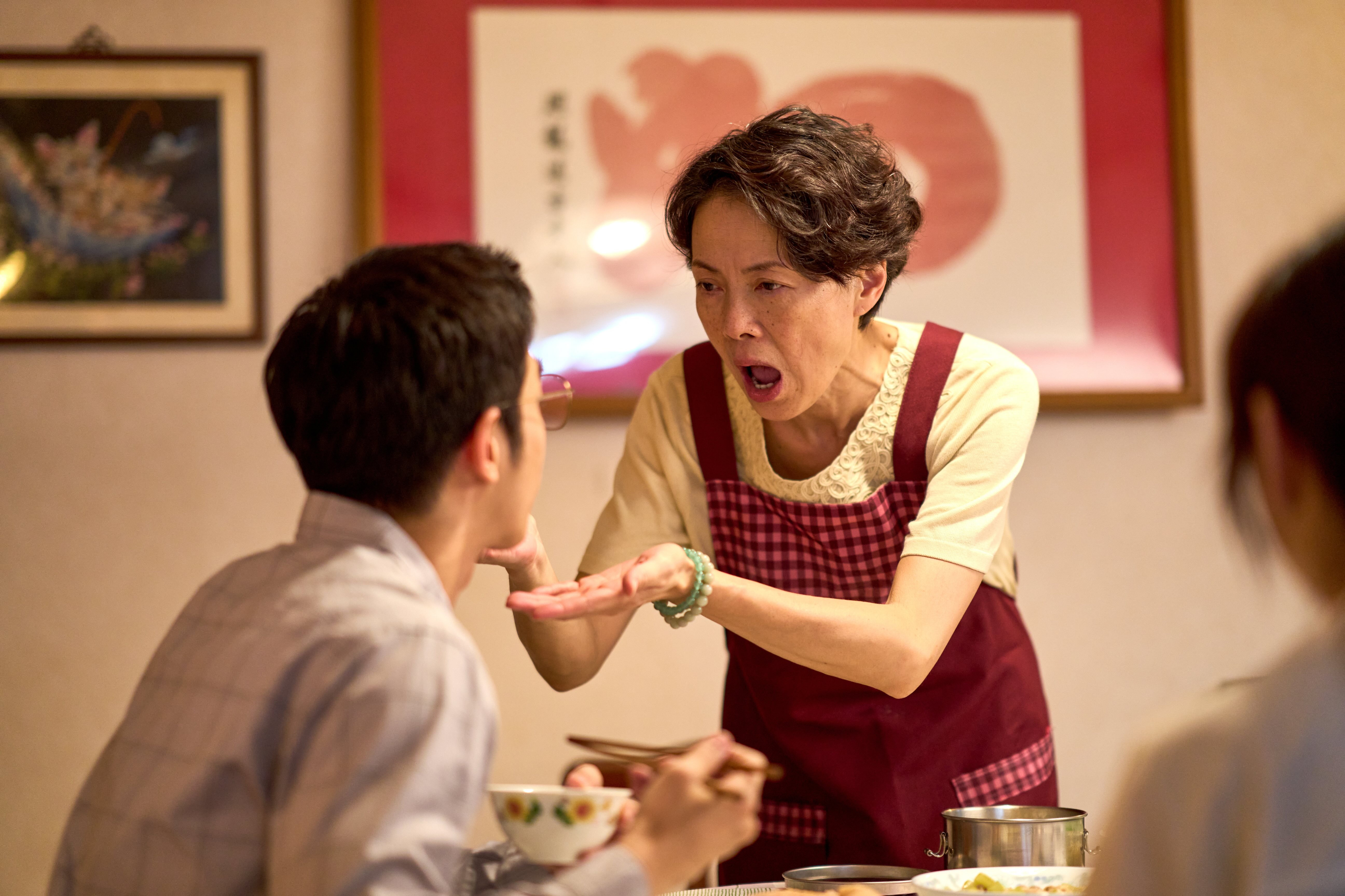 劉以豪飾媽寶老公「上演母子餵食秀」。(圖/Netflix提供)