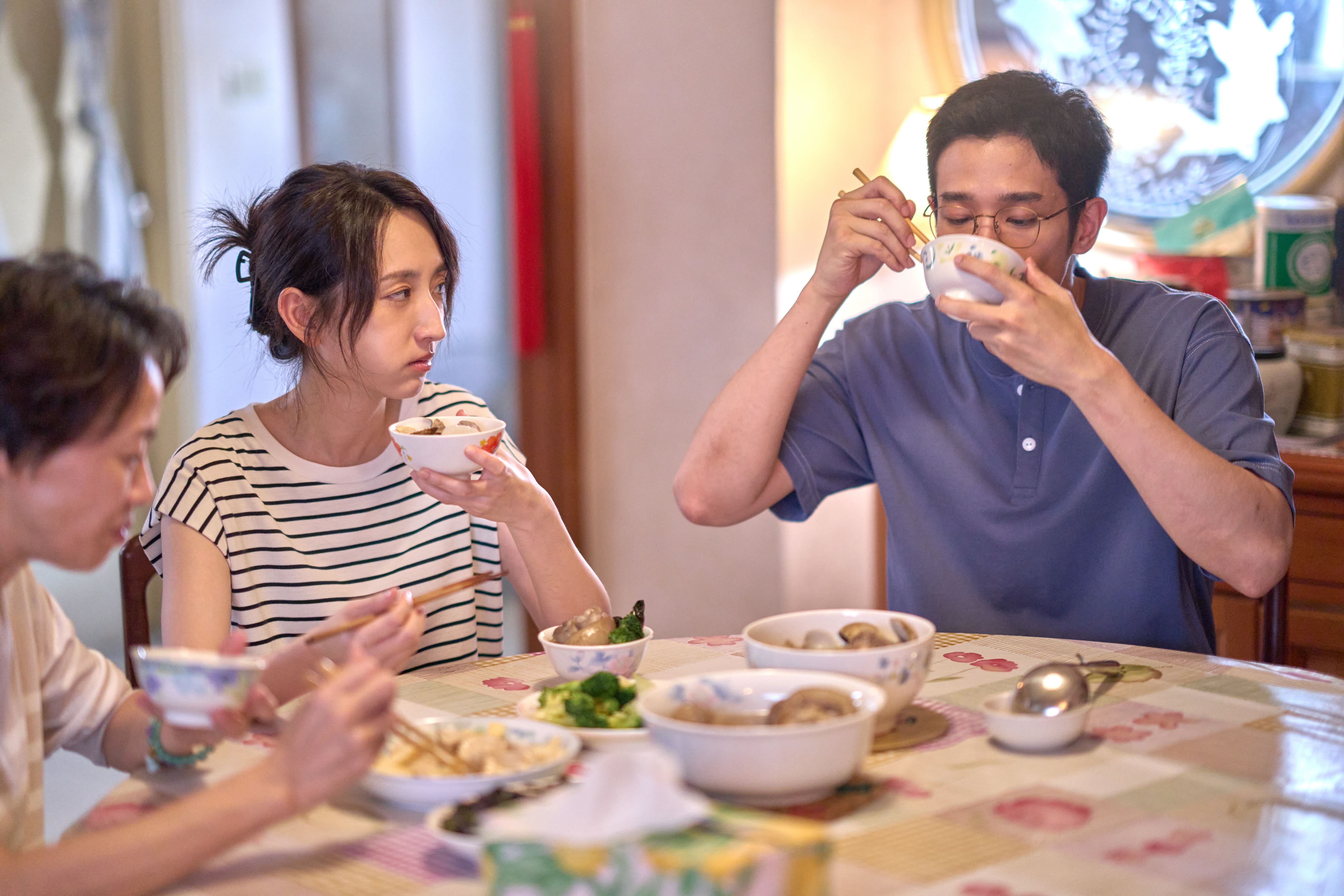 柯佳嬿(左)受不了劉以豪這年紀了還被媽媽柯淑勤餵來餵去。(圖/Netflix提供)