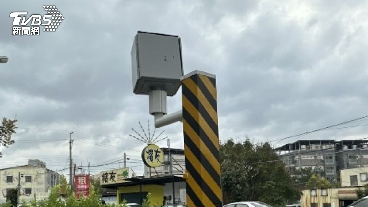 苗栗警在竹南鎮中華路新建置測速照相設備。（圖／謝古菁攝）