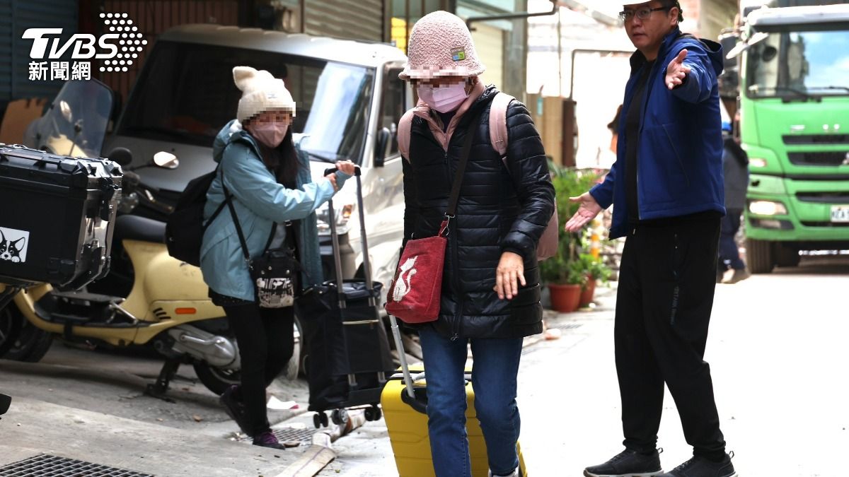 三重民宅倒塌，附近被撤離住戶返家拿重要物品。（圖/潘建樺攝）