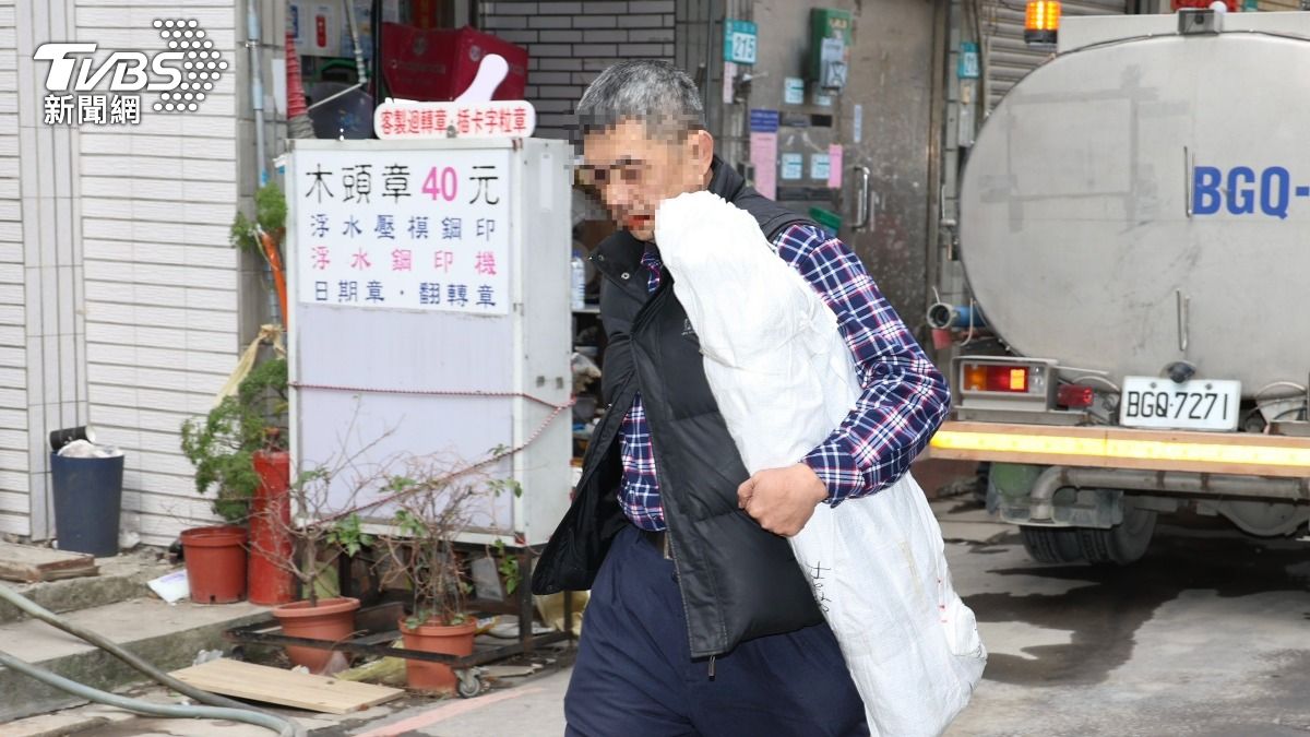 三重民宅倒塌，附近被撤離住戶返家拿重要物品。（圖/潘建樺攝）