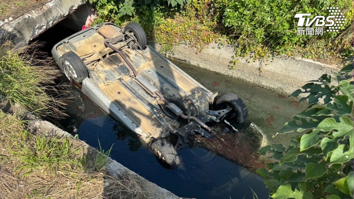 嚇死人!台中轎車四輪朝天詭浮水溝 吊起時驚見一男屍