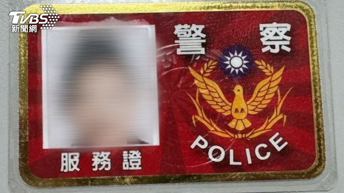 警方在張姓女車手身上查獲警察服務證。（圖／TVBS）