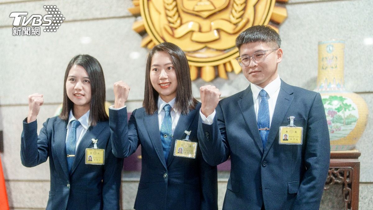 第一名李秉容(中)、第二名林子文(右)、第三名黄非比。(圖/TVBS)