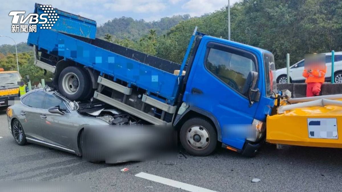 緩撞車國道修樹木　小貨車追尾又遭轎車鏟起「疊羅漢」
