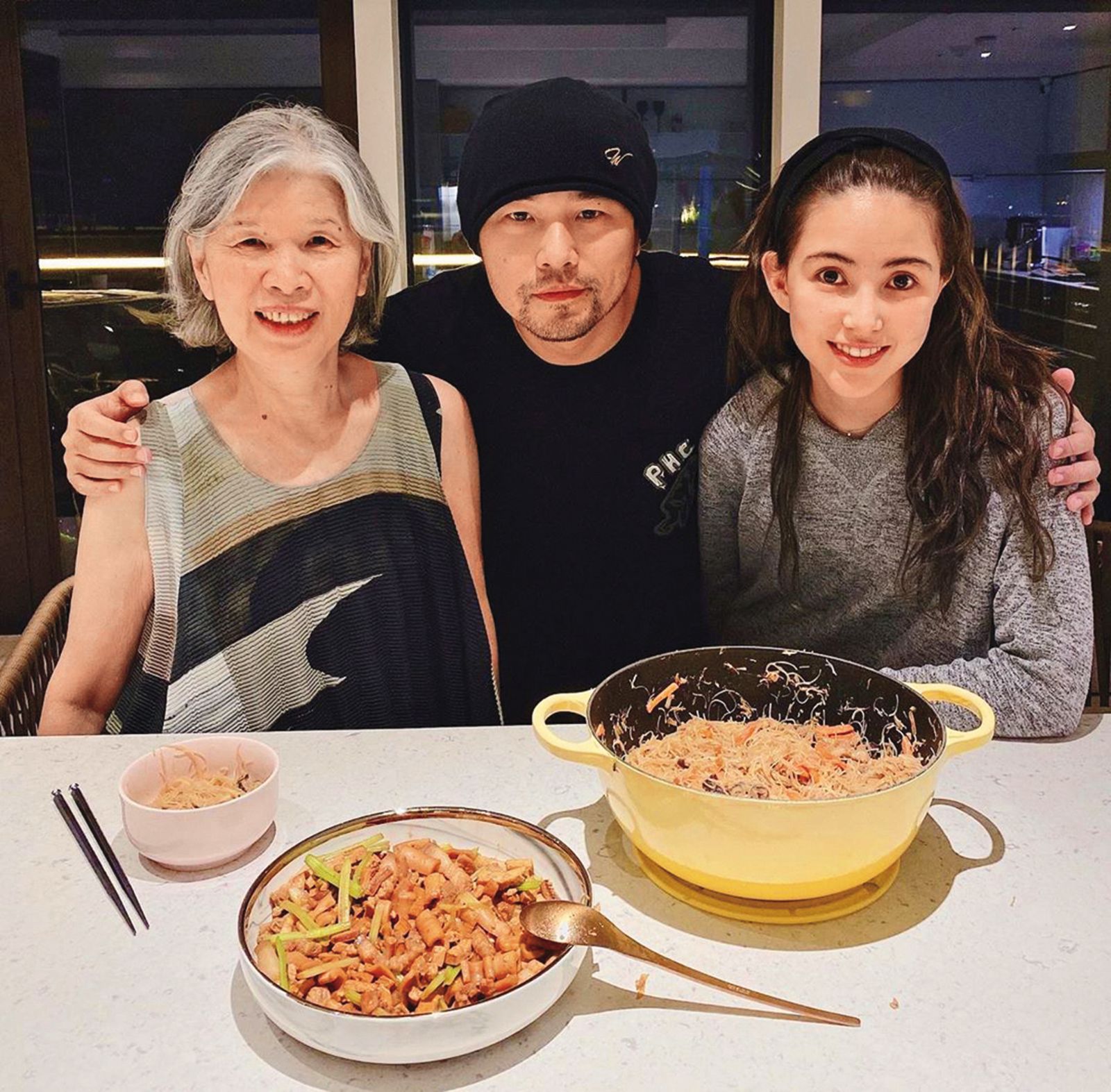 周杰倫(中)對生命裡的兩個女人媽媽葉惠美(左)及老婆昆凌(右)都相當寵愛,母親節還親自下廚煮飯給兩人吃。(圖/翻攝自周杰倫IG)