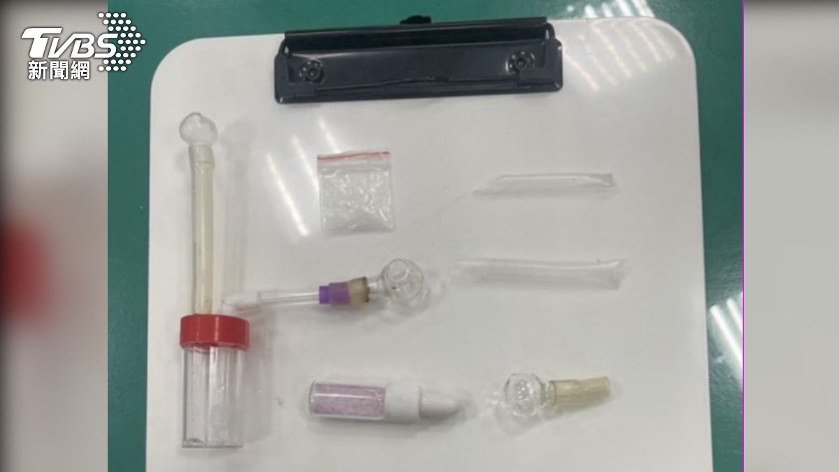 警方查獲毒品及吸食器等證物。(圖/TVBS)