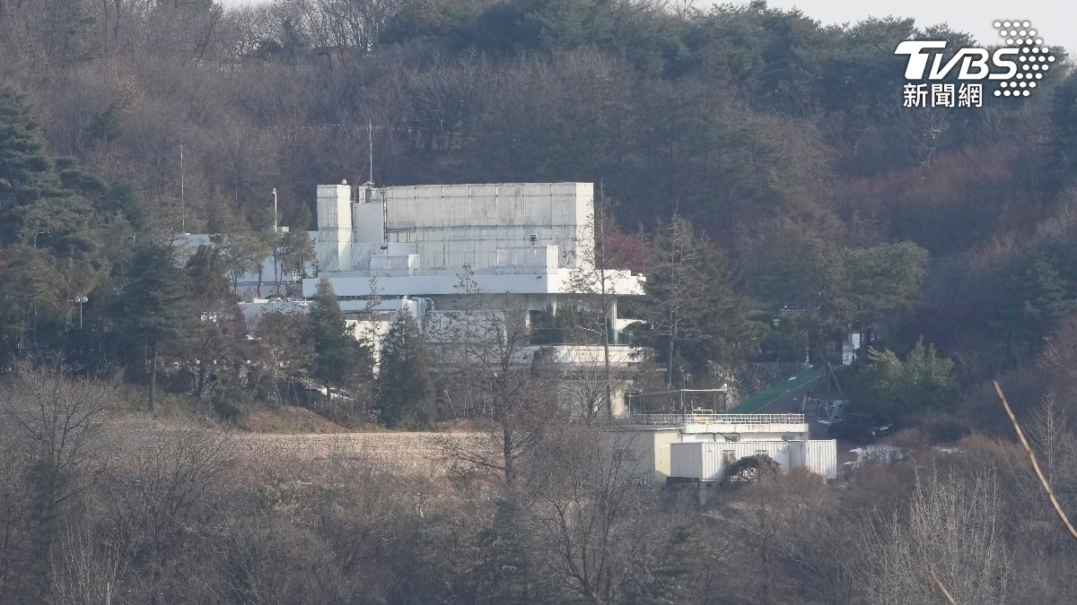 警擬派特攻隊逮捕尹錫悅 官邸鐵絲網、人肉圍牆戒備