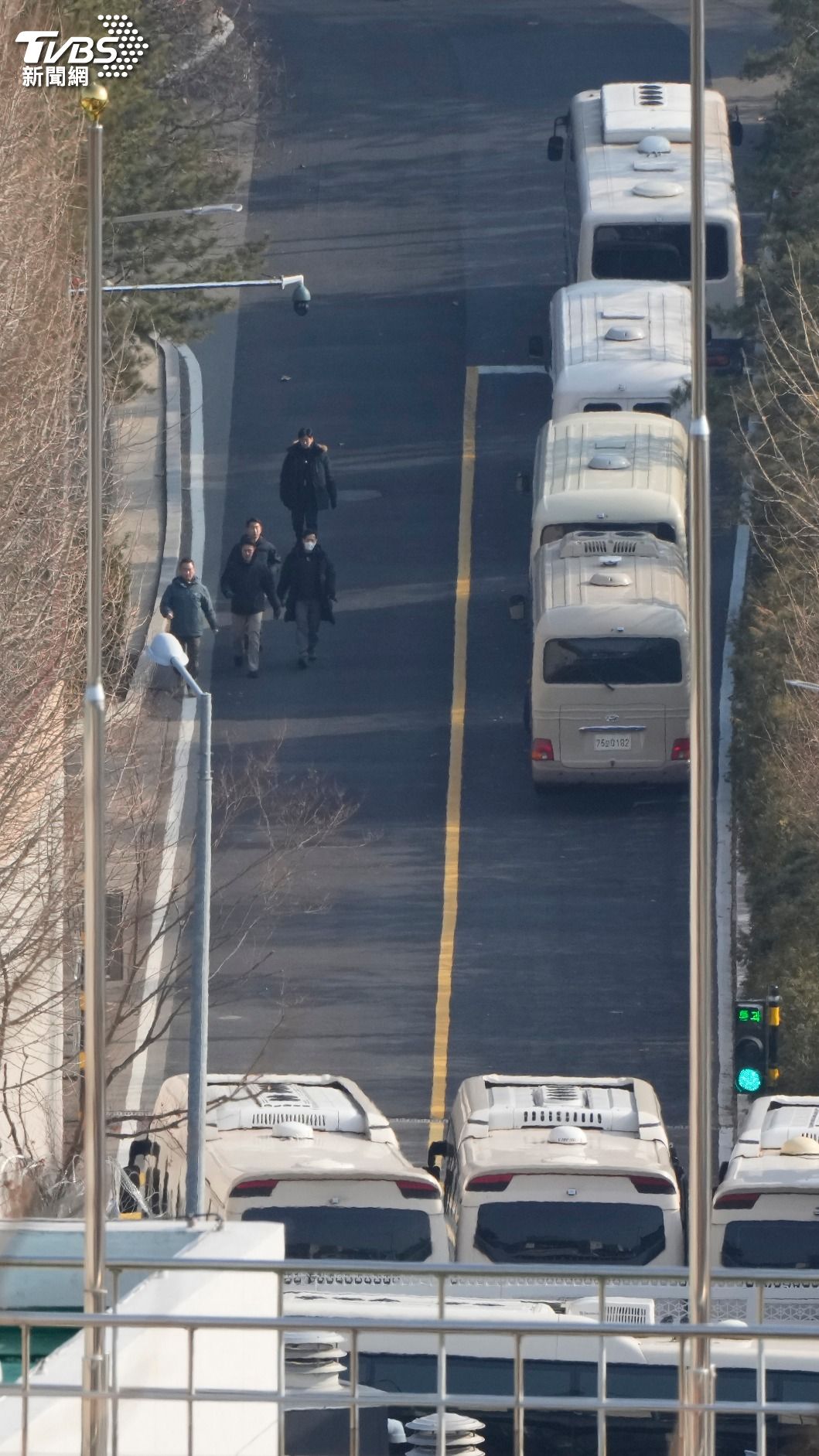 官邸入口車輛排成一排。(圖/達志影像美聯社)