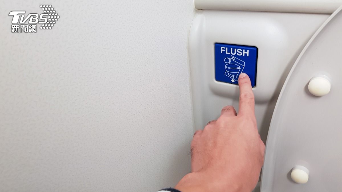 直接用手觸摸馬桶的沖水按鈕非常不衛生。(示意圖/達志影像shutterstock)