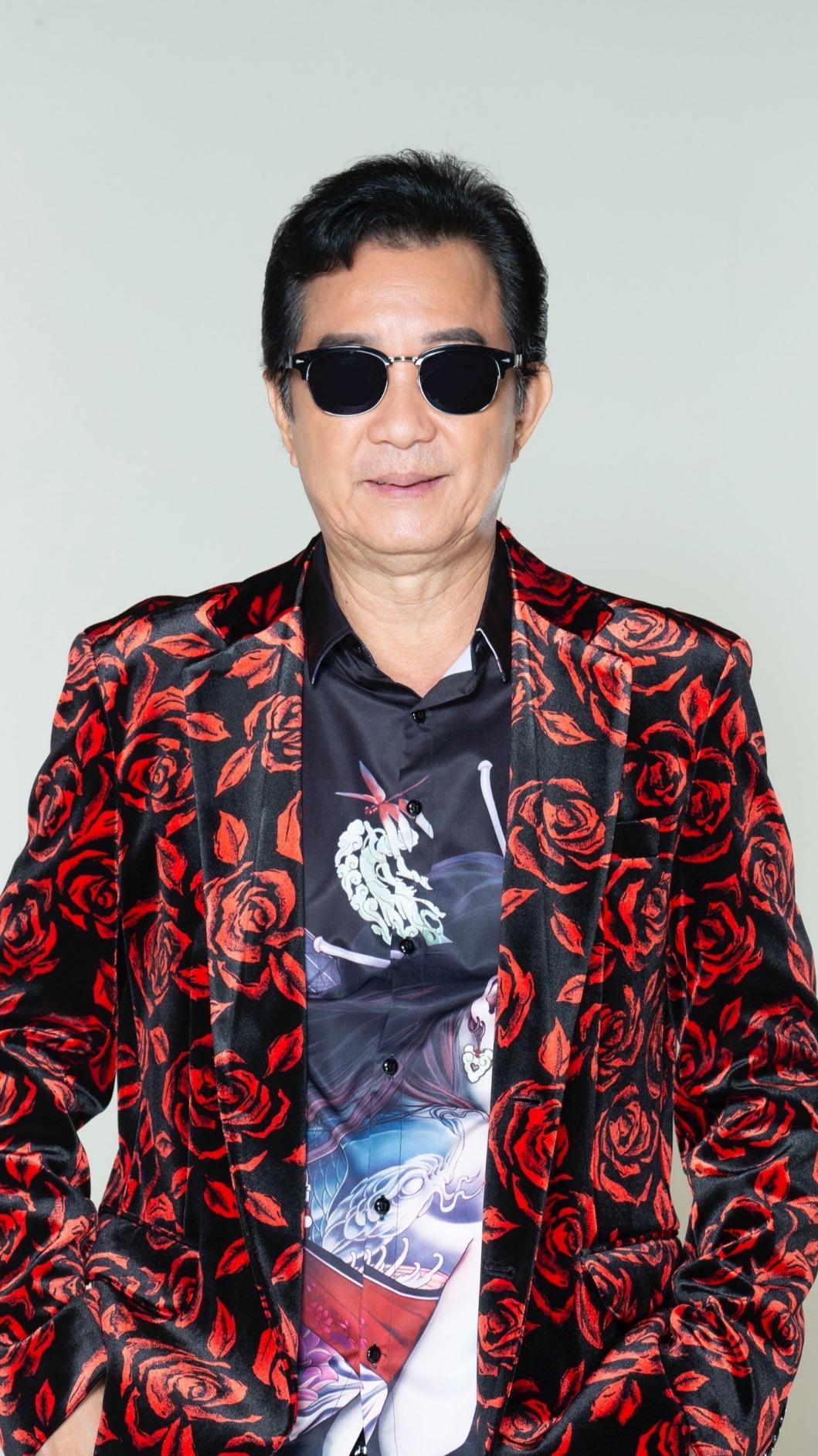 高群為演出視障角色,與盲人朋友請教學習。(圖/民視提供)