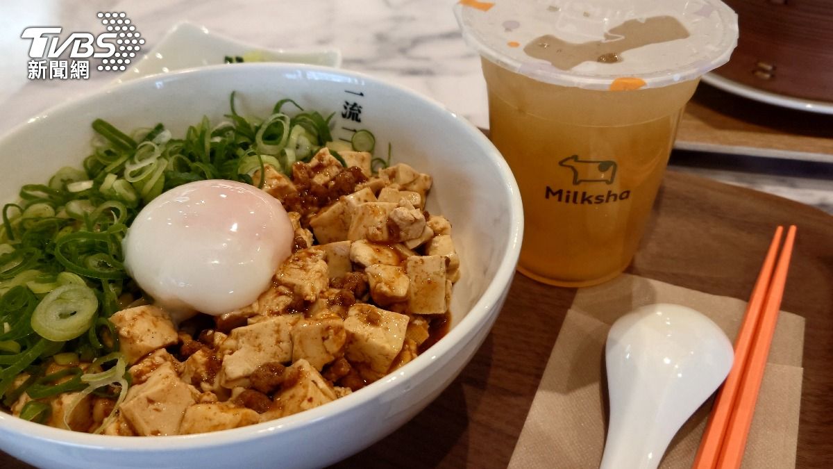 迷客夏熊本機場店麻婆豆腐麵和飲料的套餐。(圖/羅佳蓉攝)