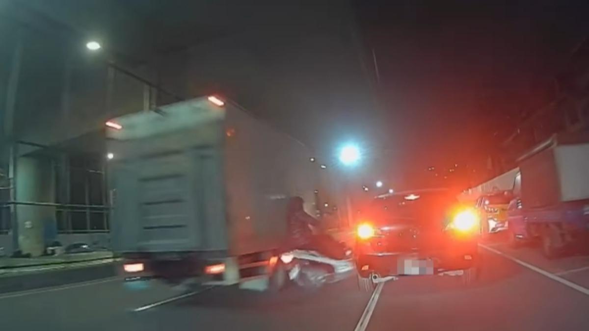 新北男騎士遭貨車擦撞 「險被爆頭」與死神擦肩