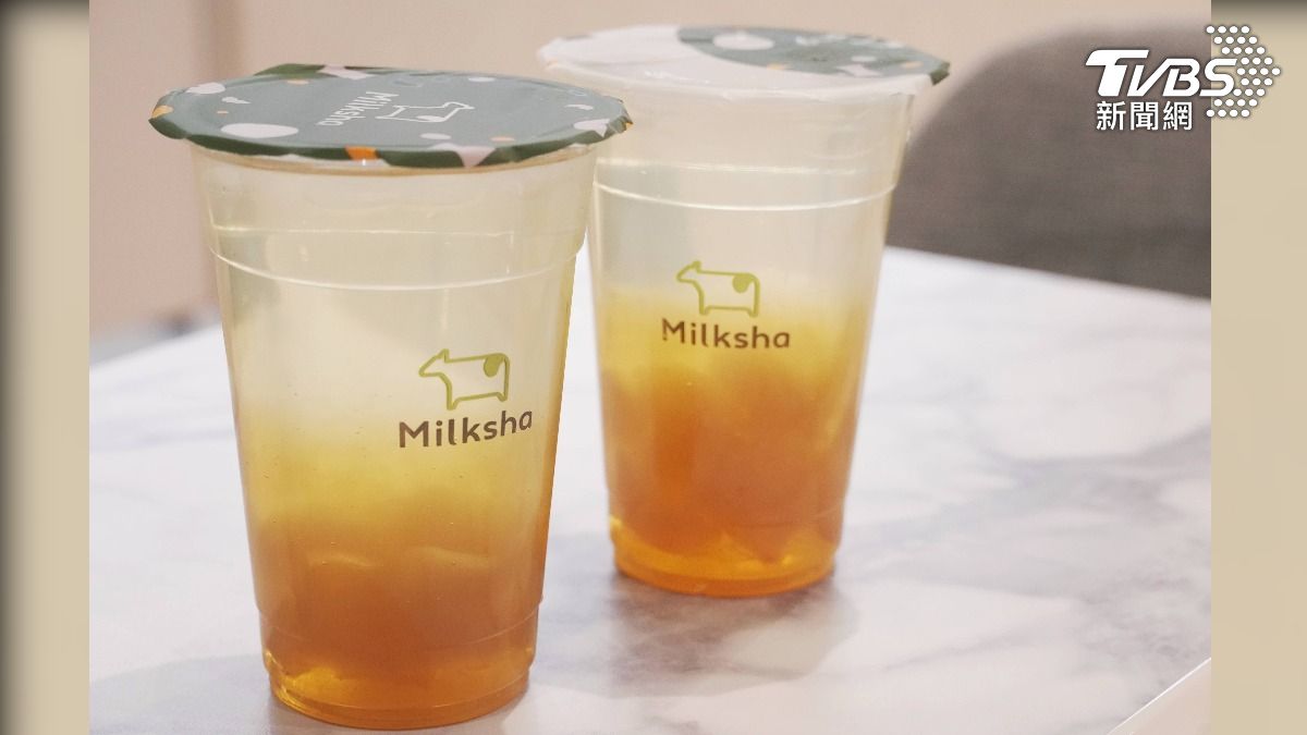 日本的迷客夏是使用透明塑膠杯,所以仍能看到飲料漸層。(圖/羅佳蓉攝)