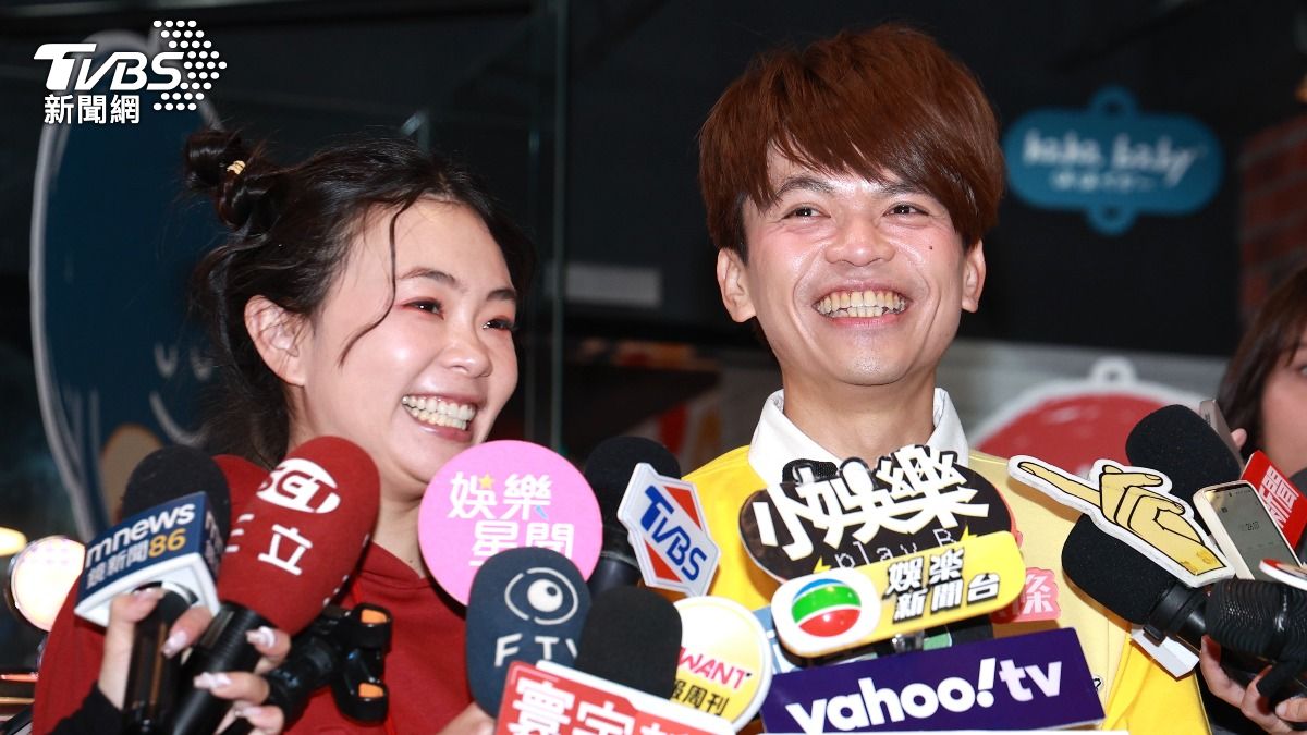 蔡阿嘎(右)和老婆二伯。(圖/黃城碩攝)