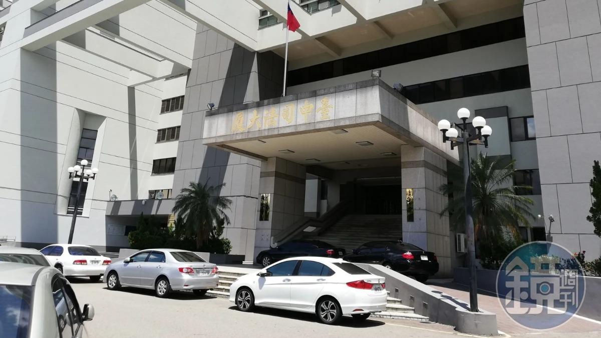 女騎士雨天摔坑洞求國賠　法院認她應負7成責任