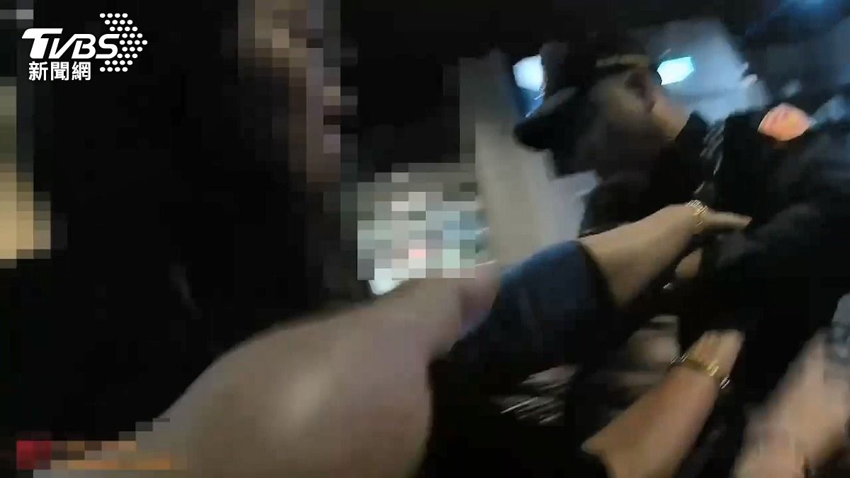 獨／嫌唱歌太吵！莽男卡拉OK店內爆打鄰桌客　友還揮拳襲警