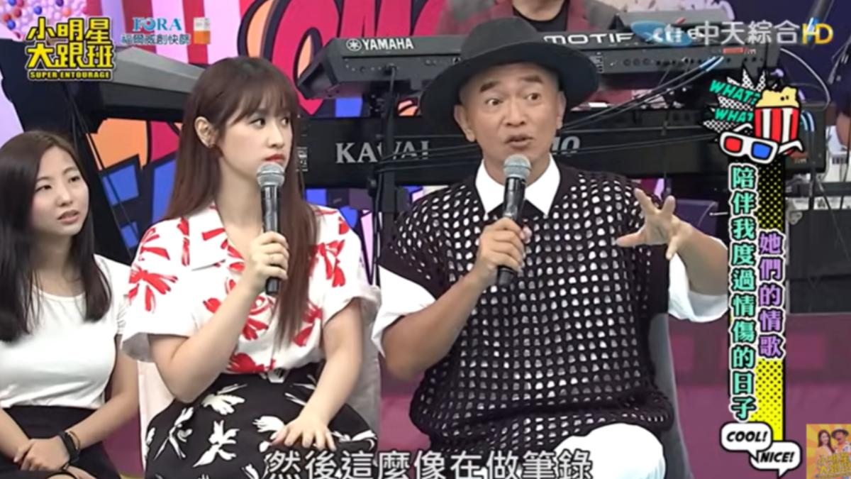 吳宗憲虧邱軍自白像在做筆錄。(圖/翻攝自《我愛小明星大跟班》YT頻道)