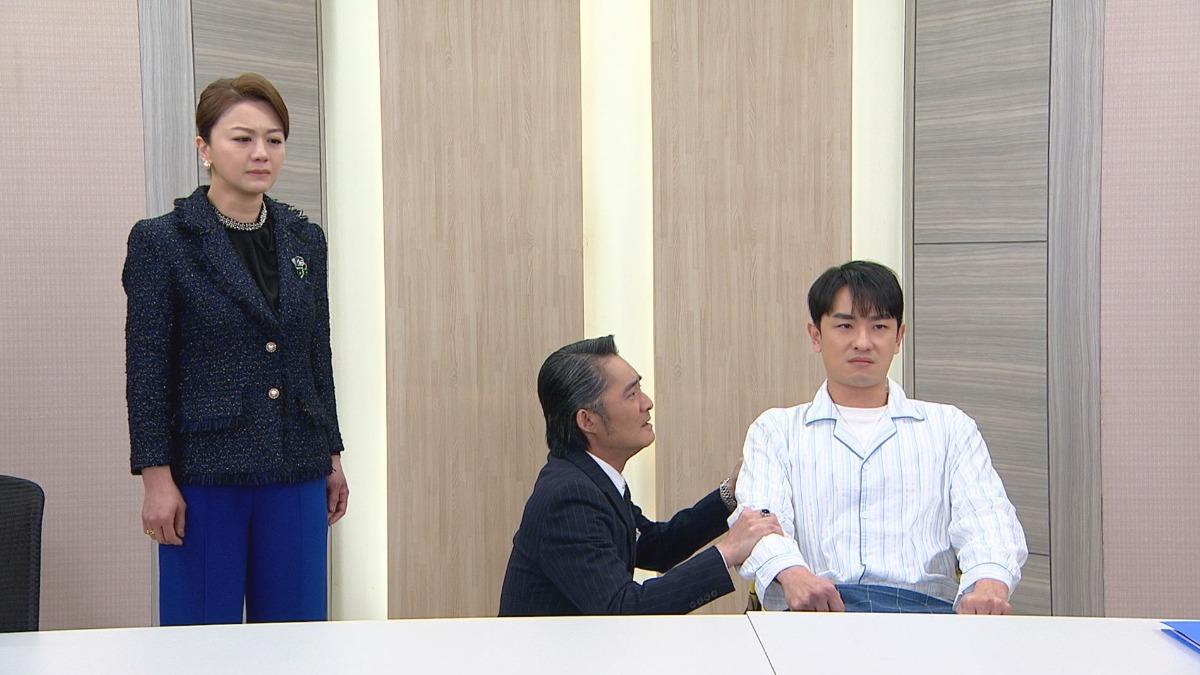 江國賓(中)在《願望》向親生兒子陳謙文下跪道歉。(圖/三立提供)