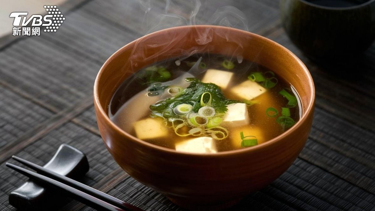 滾燙味噌湯「強塞9旬嬤嘴」害嚴重灼傷 日男照護:趕下班