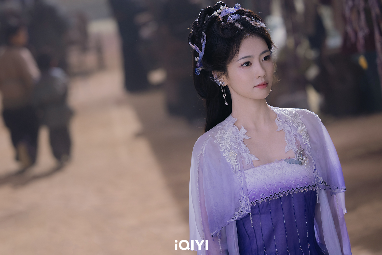 白鹿在《白月梵星》飾演城主之女白爍。(圖/iQIYI愛奇藝國際版提供)