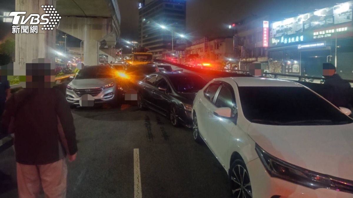 新莊大漢橋「17車連環撞」!疑水泥加壓車失控 路段嚴重壅塞