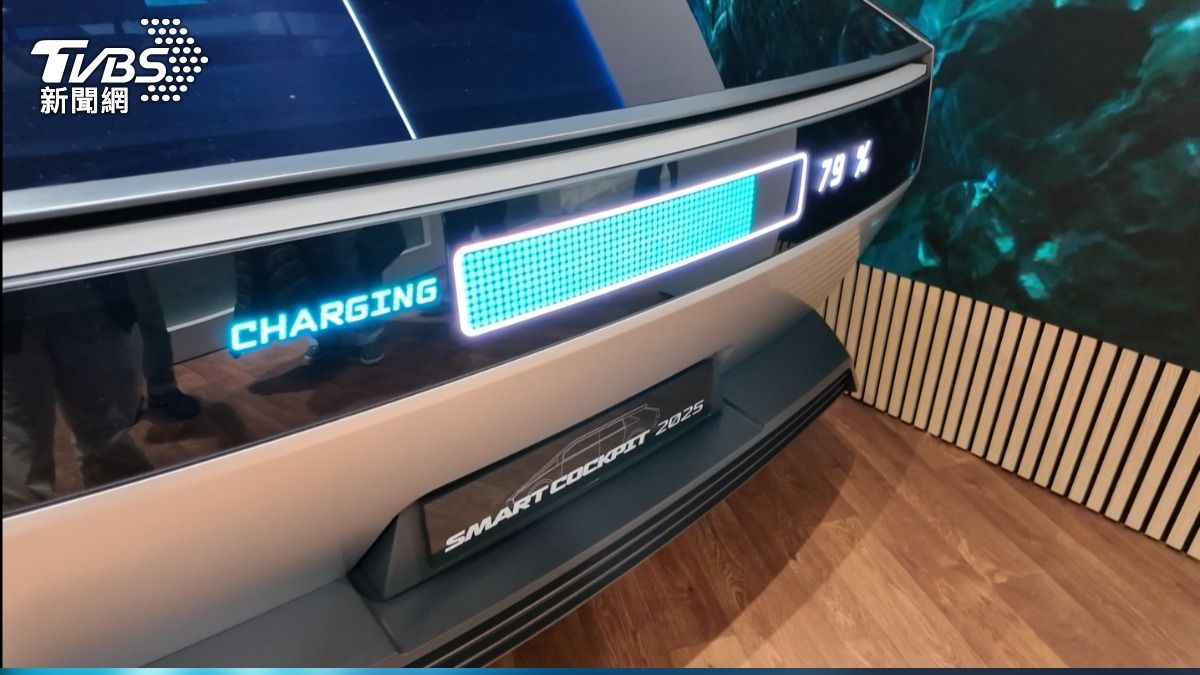 車外可顯示電量，或是客製化文字、圖案等。（圖／謝佩穎攝）