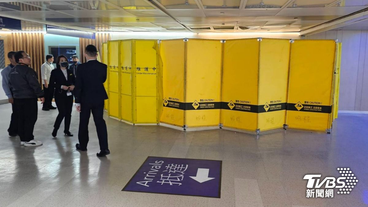 桃園機場一航廈「電線走火」飄惡臭+煙霧瀰漫長廊 旅客看傻眼