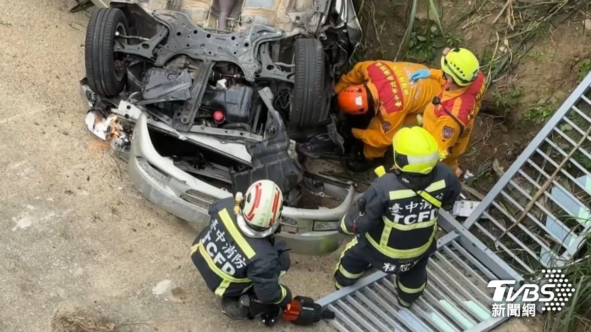 台中轎車擦撞「翻下橋扭曲變形」 2人受困女乘客死亡