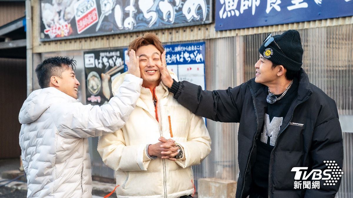 阿緯(左起)、威廉和敖犬玩遊戲不手軟。(圖/TVBS)