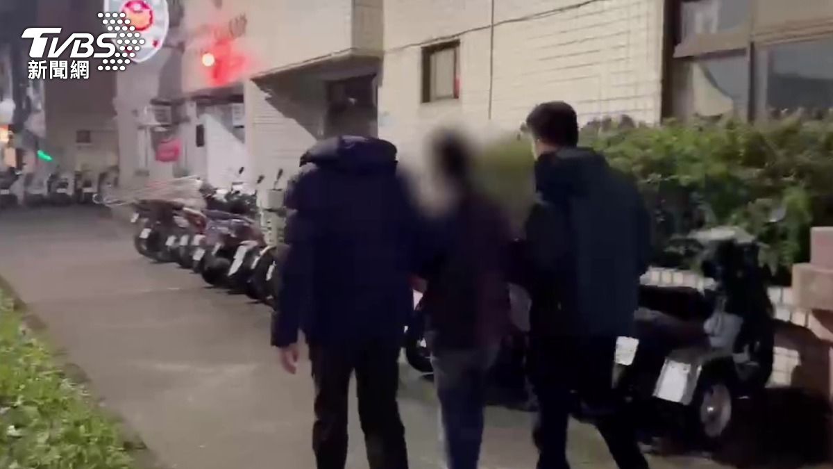 嫌犯被警方依法送辦。（圖／TVBS）