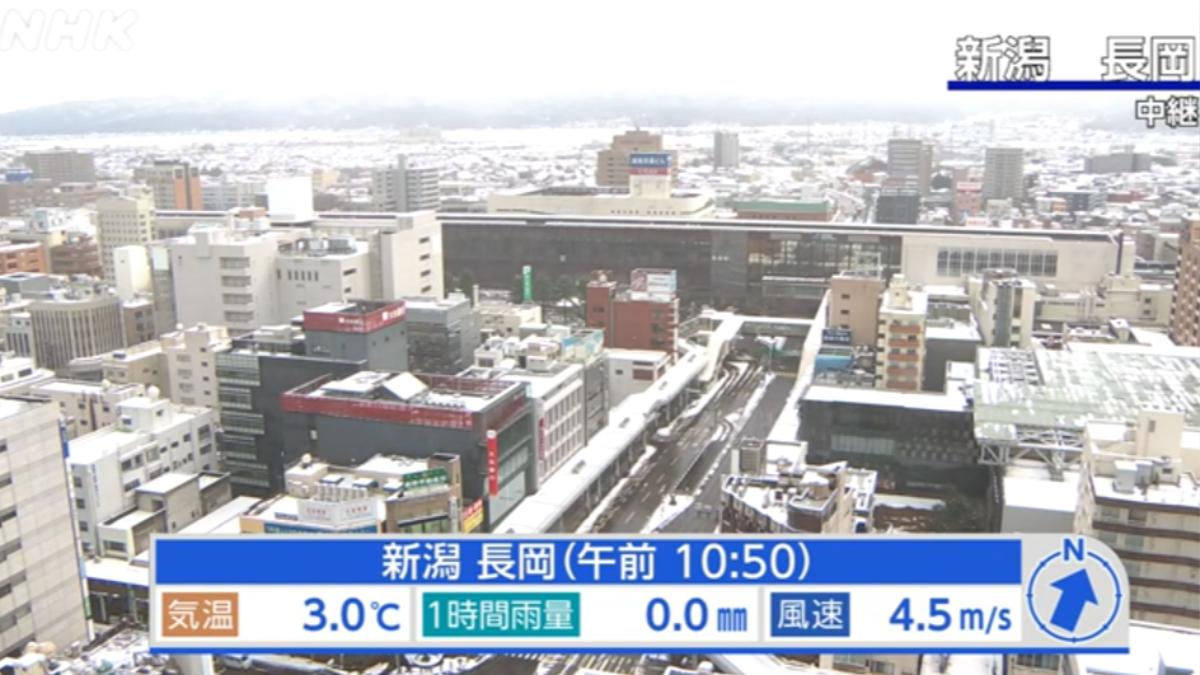 日本新潟縣積雪也有45公分。(圖/翻攝自NHK)