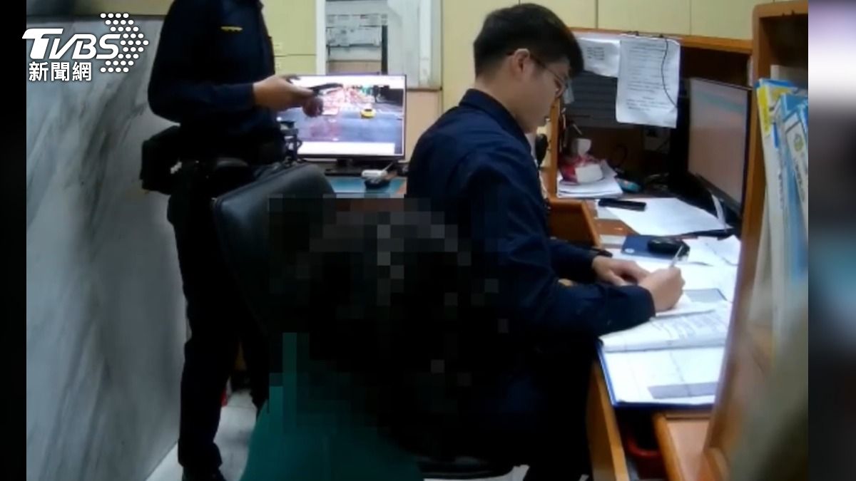 小二女童路邊大哭!下公車忘拿書包急追 回頭外婆也不見