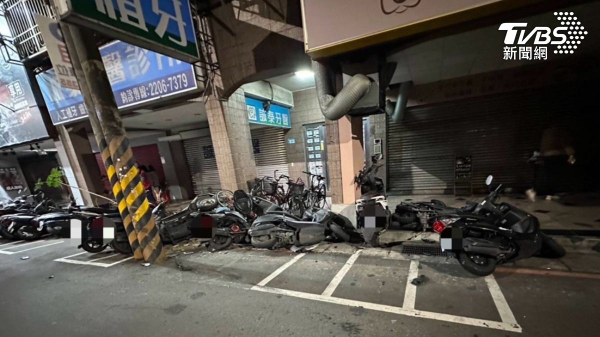 有片／新北小客車凌晨失控！「原地自轉」撞13車畫面曝光