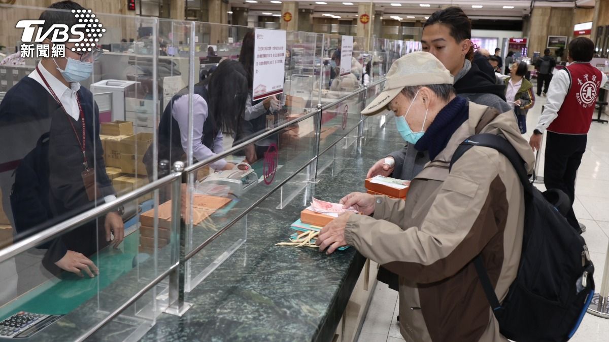 央行蛇年套幣今臨櫃開賣。(圖/潘建樺攝)