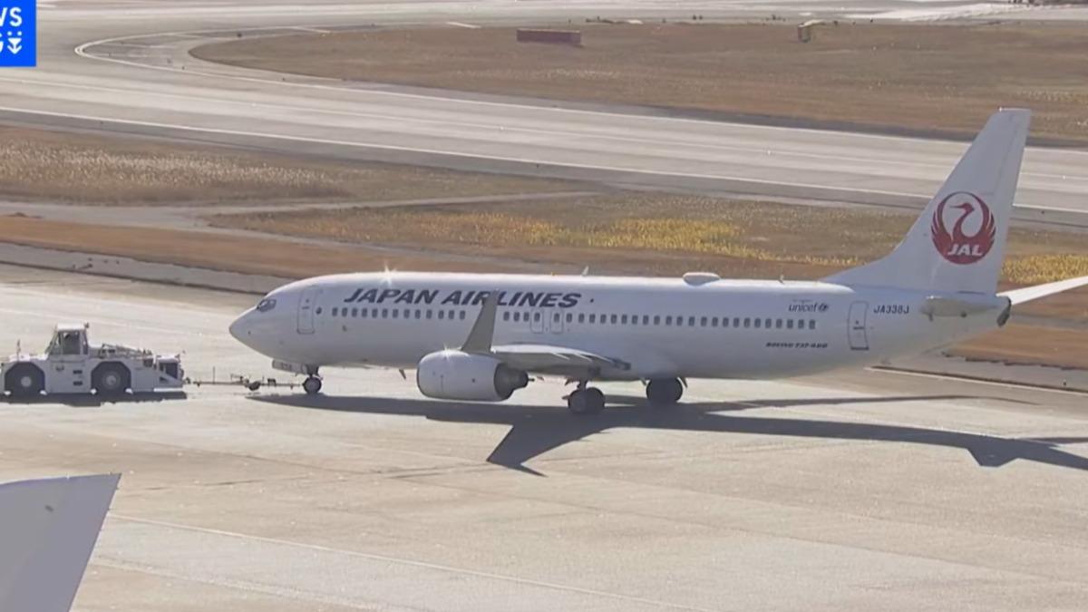 快訊/日航波音737-800班機羽田機場爆胎 機上載60人