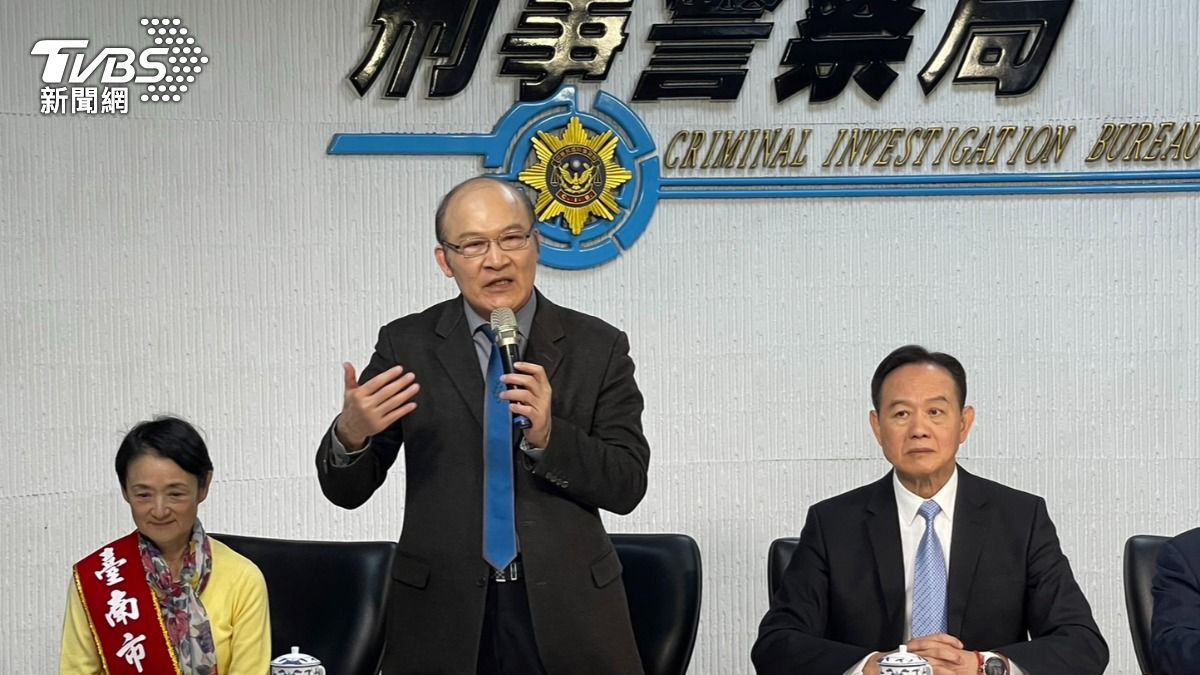警方請來股市名人賴憲政與藝人譚艾珍分享案例。(圖/刑事局)