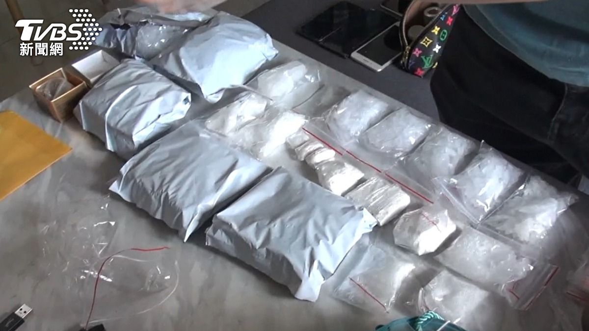 警方查獲市值600萬的各式毒品。(圖/TVBS)