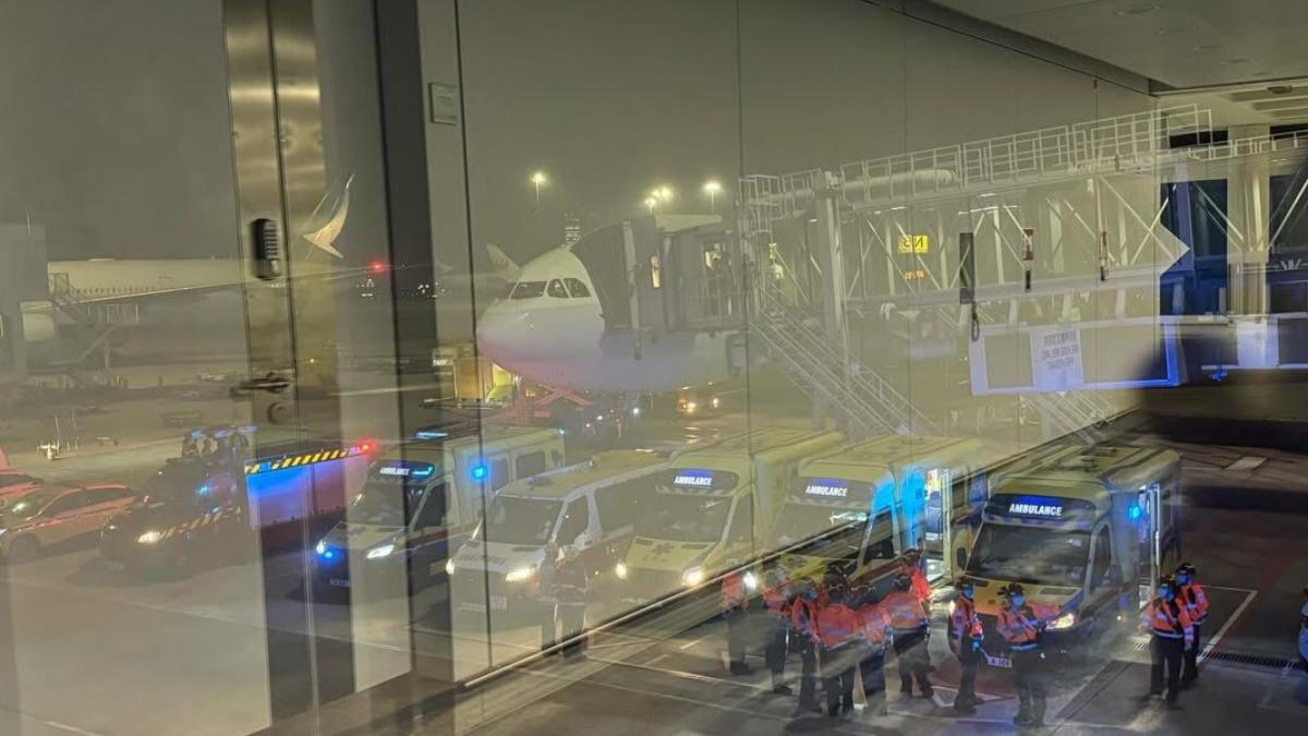飛機抵港後,已有人戒備。(圖/翻攝自港時港事 FB)