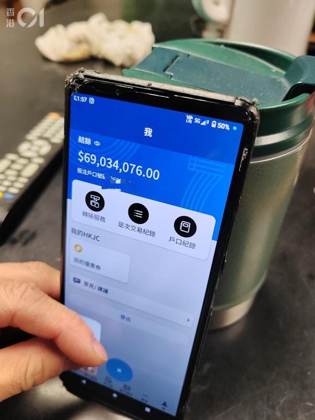 一名水警昨晚中了史上最高彩金的六合彩頭獎，中獎的手機截圖其後在警隊內部傳開。（圖／香港01）