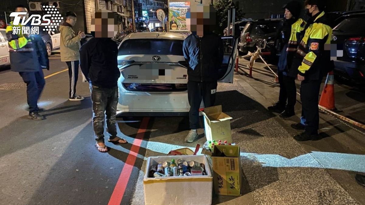新北男欠20萬被押走!警取締違停 他衝下車求助意外獲救