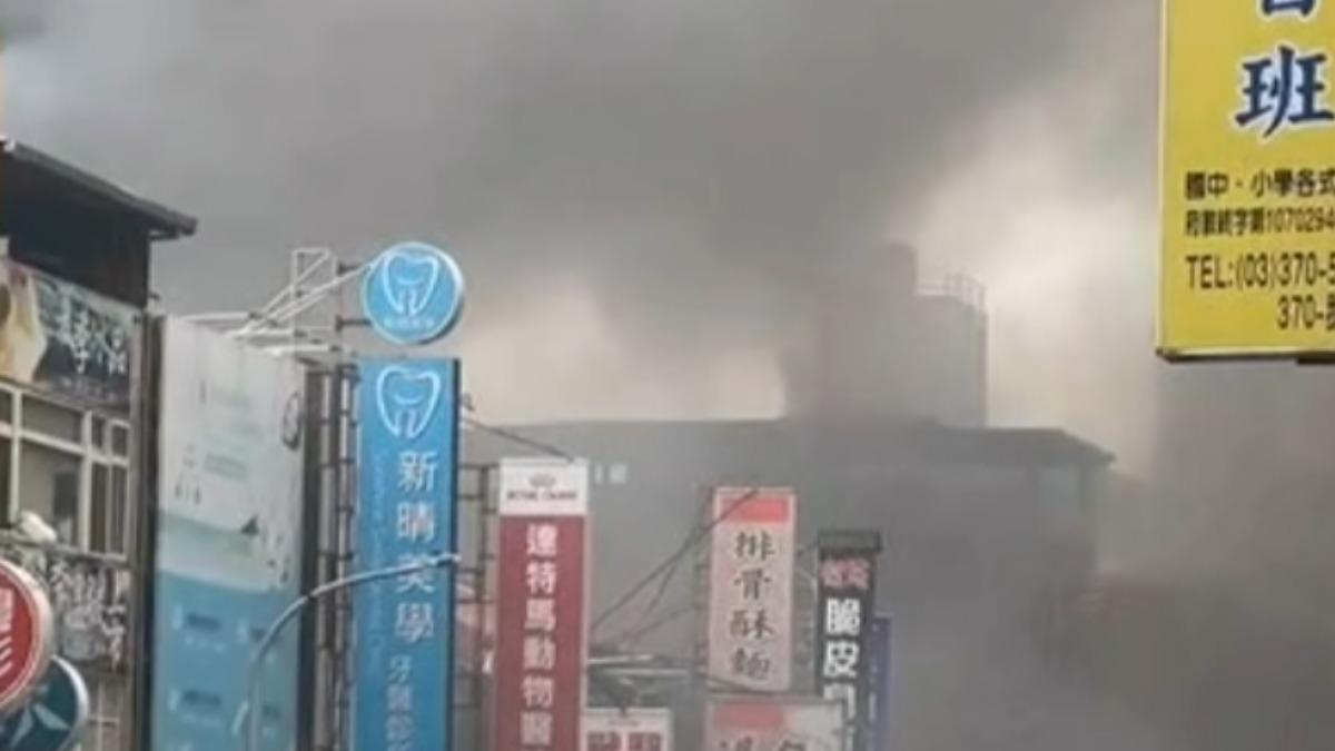 桃園市區竄出大量濃煙。（圖／TVBS）