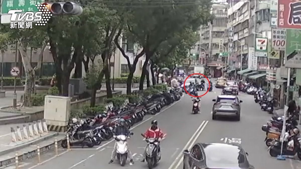 行車糾紛!駕駛不滿被按喇叭攔車嗆聲 慘被壯男壓地痛扁