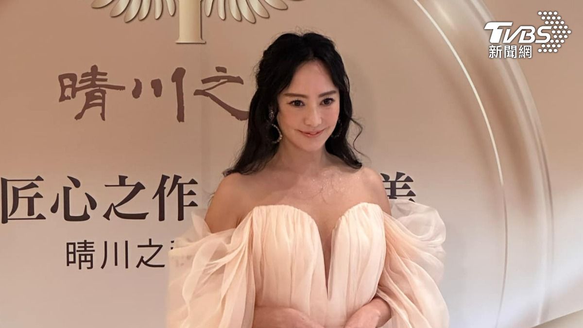 關穎深V開到肚臍辣翻!過年備妥50萬 豪撒「百個紅包」