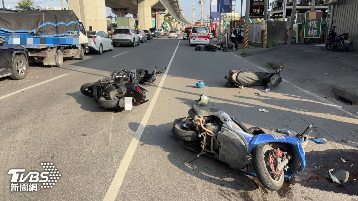 王女掉落安全帽釀禍,警方依違反《道路交通管理處罰條例》開罰。(圖/TVBS)