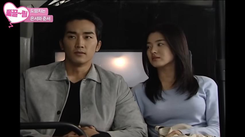 宋慧喬(右)跟宋承憲演出《藍色生死戀》走紅。(圖/翻攝自kbsdramaclassic YouTube)
