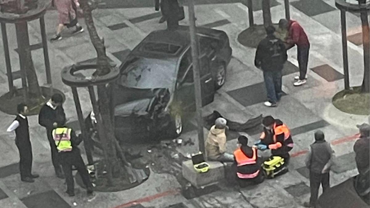 轎車車頭嚴重毀損。(圖/TVBS)