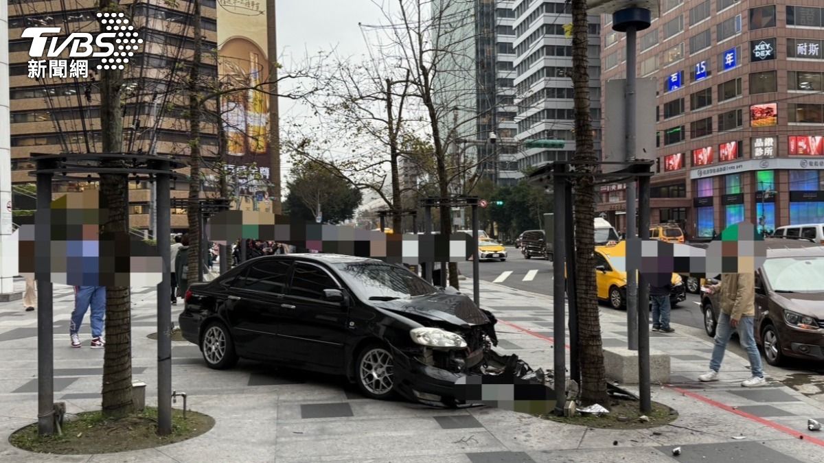 快訊/碰!北市轎車衝上統一百貨人行道 猛撞路樹車頭、駕駛座毀損