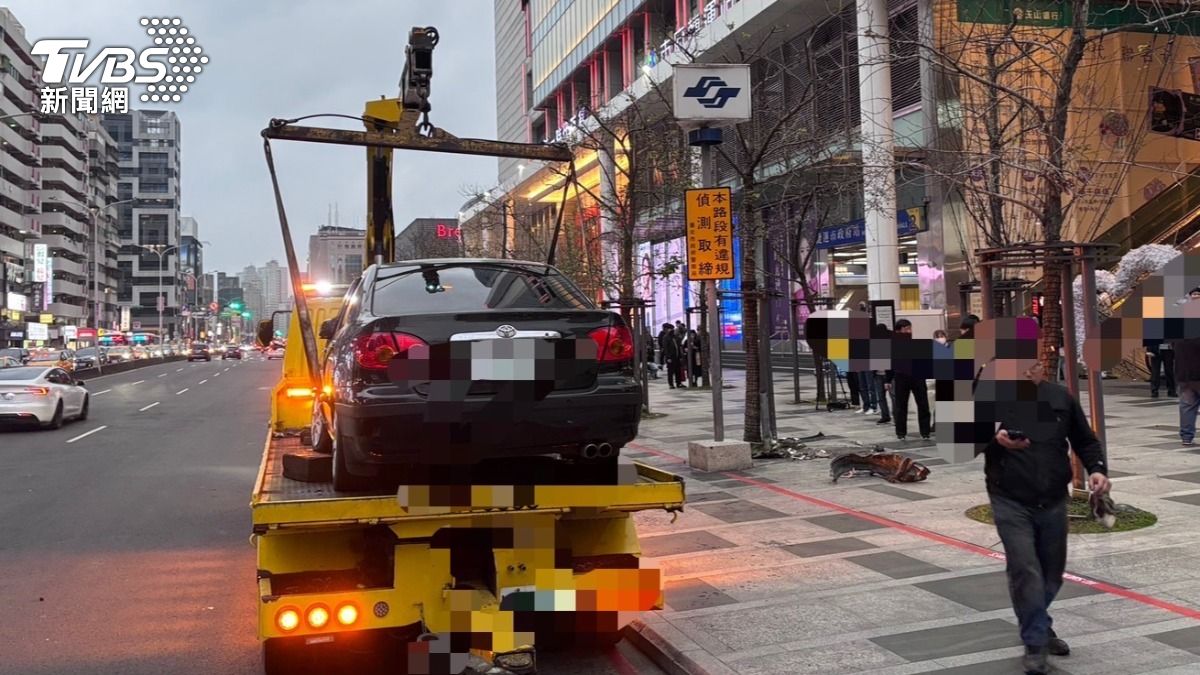 事故現場車輛排除。(圖/TVBS)